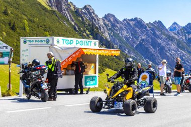 Imst Tyrol Avusturya 31. Mayıs 2025 'te dağın tepesindeki motosiklet parkında yeşil tarlalar, köknar ağaçları Alpler' de doğa ve mavi gökyüzü Tyrol Avusturya.