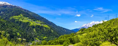 Dağ ve Alp tepeleri dağları, kayalar ve tepeler, Lechtal Alpleri, yeşil çayır köyü ormanı, kar ve mavi gökyüzü, Fliess Landeck Tyrol Avusturya 'da..