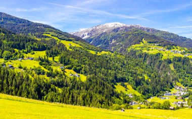 Dağ ve Alp tepeleri dağları, kayalar ve tepeler, Lechtal Alpleri, yeşil çayır köyü ormanı, kar ve mavi gökyüzü, Fliess Landeck Tyrol Avusturya 'da..