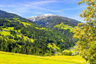 Dağ ve Alp tepeleri dağları, kayalar ve tepeler, Lechtal Alpleri, yeşil çayır köyü ormanı, kar ve mavi gökyüzü, Fliess Landeck Tyrol Avusturya 'da..