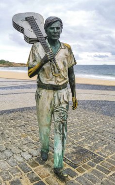 Rio de Janeiro Eyaleti Rio de Janeiro Brezilya 10. Ekim 2020 Ipanema sahili ve Tom Jobim heykel heykeli heykeli heykeli ve Rio de Janeiro Brezilya 'da anıt ile sahil gezisi.