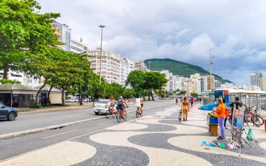 Rio de Janeiro Eyaleti Rio de Janeiro Brezilya 10. Ekim 2020 Copacabana sahili ve sahil yolu kaldırım barları restoranları ve Rio de Janeiro Brezilya 'daki insanlar.