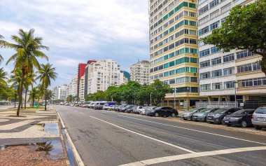 Rio de Janeiro Eyaleti Rio de Janeiro Brezilya 09. Ekim 2020 Copacabana sahili ve sahil yolu kaldırım barları restoranları ve Rio de Janeiro Brezilya 'daki insanlar.
