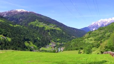 Dağ ve Alp tepeleri dağları, kayalar ve tepeler, Lechtal Alpleri, yeşil çayır köyü ormanı, kar ve mavi gökyüzü, Fliess Landeck Tyrol Avusturya 'da..