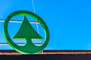 Imst Tyrol Avusturya 31. Mayıs 2025 Interspar süpermarket logosu Alp Imst Tyrol Avusturya 'nın girişinde kırmızı ve yeşil hoş geldin tabelası.