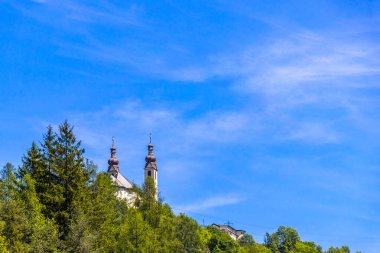 Landeck Tyrol Avusturya 30. Mayıs 2025 Barbara kilise katedrali Barbarakirche Fliess Alplerde mavi gökyüzüyle.