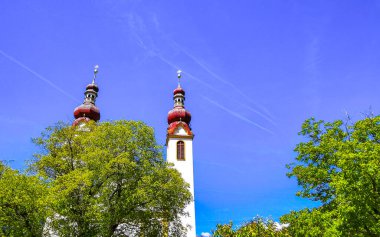 Landeck Tyrol Avusturya 30. Mayıs 2025 Barbara kilise katedrali Barbarakirche Fliess Alplerde mavi gökyüzüyle.