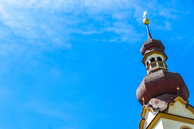 Landeck Tyrol Avusturya 30. Mayıs 2025 Barbara Kilisesi Katedrali Barbarakirche Fliess ile Alplerde mavi gökyüzü ve kubbe kulesi.