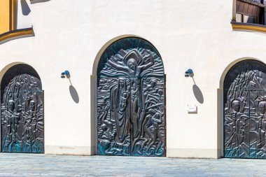 Landeck Tyrol Avusturya 30. Mayıs 2025 Barbara kilise katedrali Barbarakirche Fliess ile Hıristiyan sanat ve süslemeleri İsa Maria Alplerde uçuşan Landeck Tyrol Avusturya.