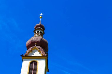 Landeck Tyrol Avusturya 30. Mayıs 2025 Barbara Kilisesi Katedrali Barbarakirche Fliess ile Alplerde mavi gökyüzü ve kubbe kulesi.