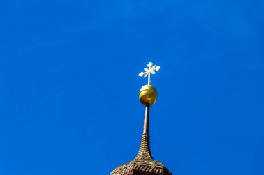 Landeck Tyrol Avusturya 30. Mayıs 2025 Barbara Kilisesi Katedrali Barbarakirche Fliess ile Alplerde mavi gökyüzü ve kubbe kulesi.