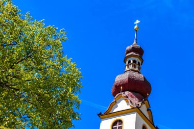 Landeck Tyrol Avusturya 30. Mayıs 2025 Barbara Kilisesi Katedrali Barbarakirche Fliess ile Alplerde mavi gökyüzü ve kubbe kulesi.