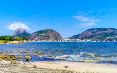 Şeker somunu dağı Pao de Acucar ve Botafogo Sahili manzarası ve Rio de Janeiro Brezilya 'daki Urca köyünün manzarası.