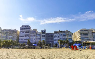 Rio de Janeiro Eyaleti Rio de Janeiro Brezilya 20. Ekim 2020 Copacabana ve Leme Beach ile Rio de Janeiro Brezilya 'da Gökdelen Gökdeleni Mavi Turkuaz Su ve Palmiye Ağaçları.