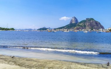 Şeker somunu dağı Pao de Acucar ve Botafogo Sahili manzarası ve Rio de Janeiro Brezilya 'daki Urca köyünün manzarası.