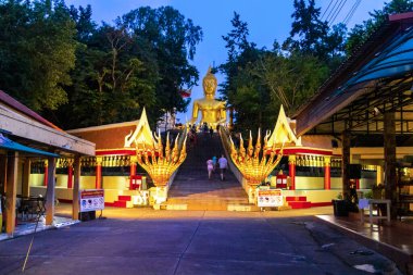 Pattaya Chon Buri Tayland 25. Ekim 2018 Wat Phra Yai Büyük Buda Tapınağı merdivenleri ve ejderha naga yılan koruyucusu Pattaya Tayland 'daki Phra Tamnak Dağı tepesinde.