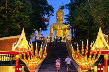 Pattaya Chon Buri Tayland 25. Ekim 2018 Wat Phra Yai Büyük Buda Tapınağı merdivenleri ve ejderha naga yılan koruyucusu Pattaya Tayland 'daki Phra Tamnak Dağı tepesinde.