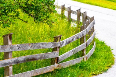 Alplerdeki bahçe çiftliğinde çiçekli çitlerle ve çitlerle çevrili dağlık çayır Alpsiz Landeck Tyrol Avusturya.