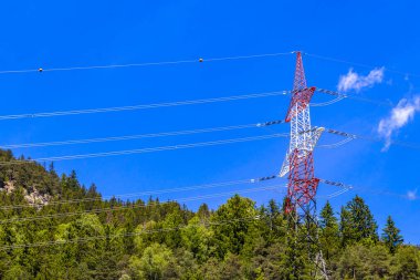 Dağlardaki elektrik direği dağ ve dağ manzarası dağlarında kayalar ve tepeler karlı Lechtal Alpleri 'nin manzarası ve Alpler' deki mavi gökyüzü Fliess Landeck Tyrol Avusturya.