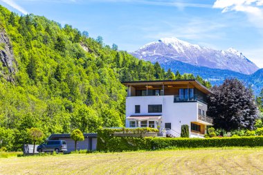 Landeck Tyrol Avusturya 30. Mayıs 2025 Dağ ve Alp Dağları Lechtal Alpleri ve köy kasabası orman kulübeleri sokaklar ve Avusturya 'da mavi gökyüzü manzaraları..