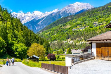 Landeck Tyrol Avusturya 30. Mayıs 2025 Dağ ve Alp Dağları Lechtal Alpleri ve köy kasabası orman kulübeleri sokaklar ve Avusturya 'da mavi gökyüzü manzaraları..