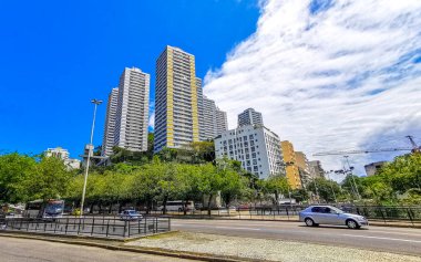 Rio de Janeiro Eyaleti Rio de Janeiro Brezilya 17. Ekim 2020 Şehir Merkezi Sokak Yolları Cityscape ve Skyline Panorama Gökdelenler Binalar Arabalar ve Brezilya 'daki İnsanlar.