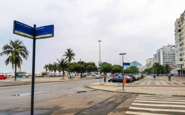Rio de Janeiro Eyaleti Rio de Janeiro Brezilya 08. Ekim 2020 Copacabana sahili ve sahil yolu kaldırım barları restoranları ve Rio de Janeiro Brezilya 'daki insanlar.