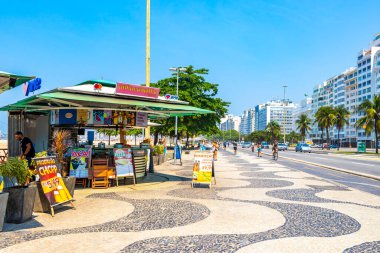 Rio de Janeiro Eyaleti Rio de Janeiro Brezilya 06. Ekim 2020 Copacabana sahili ve sahil yolu kaldırım barları restoranları ve Rio de Janeiro Brezilya 'daki insanlar.