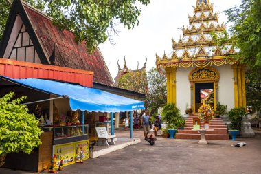 Pattaya Chon Buri Tayland 27 numara. Ekim 2018 Khao Phra Bat Pattaya Wat Budist Tapınağı Turistler ve Buda Heykelleri Pattaya Tayland 'daki Phra Tamnak Dağı Tepesi' nde.