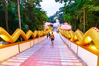 Pattaya Chon Buri Tayland 25. Ekim 2018 Wat Phra Yai Büyük Buda Tapınağı merdivenleri ve ejderha naga yılan koruyucusu Pattaya Tayland 'daki Phra Tamnak Dağı tepesinde.