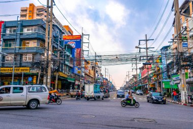 Pattaya Chon Buri Tayland 25. Ekim 2018 Meşgul Pattaya Şehri Turist Caddesi Araba Otomobili Motosikletler İnsanlar Skyline Gökdelen Binaları Pattaya Tayland 'da.
