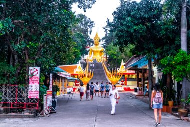 Pattaya Chon Buri Tayland 25. Ekim 2018 Wat Phra Yai Büyük Buda Tapınağı merdivenleri ve ejderha naga yılan koruyucusu Pattaya Tayland 'daki Phra Tamnak Dağı tepesinde.