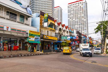 Pattaya Chon Buri Tayland 25. Ekim 2018 Meşgul Pattaya Şehri Turist Caddesi Araba Otomobili Motosikletler İnsanlar Skyline Gökdelen Binaları Pattaya Tayland 'da.