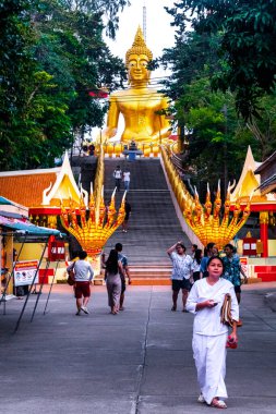 Pattaya Chon Buri Tayland 25. Ekim 2018 Wat Phra Yai Büyük Buda Tapınağı merdivenleri ve ejderha naga yılan koruyucusu Pattaya Tayland 'daki Phra Tamnak Dağı tepesinde.