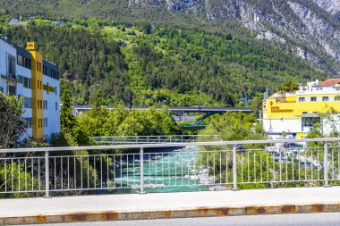 Landeck Tyrol Avusturya 30. Mayıs 2025 Turkuaz mavi ve yeşil nehir buharı ve köprü taşlı han Alpler Landeck Tyrol Avusturya 'daki doğa ve dağları sallıyor..