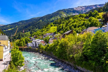 Landeck Tyrol Avusturya 30. Mayıs 2025 Turkuaz mavi ve yeşil nehir buharı ve köprü taşlı han Alpler Landeck Tyrol Avusturya 'daki doğa ve dağları sallıyor..