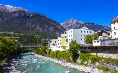 Landeck Tyrol Avusturya 30. Mayıs 2025 Turkuaz mavi ve yeşil nehir buharı ve köprü taşlı han Alpler Landeck Tyrol Avusturya 'daki doğa ve dağları sallıyor..