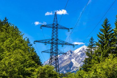 Dağlardaki elektrik direği dağ ve dağ manzarası dağlarında kayalar ve tepeler karlı Lechtal Alpleri 'nin manzarası ve Alpler' deki mavi gökyüzü Fliess Landeck Tyrol Avusturya.