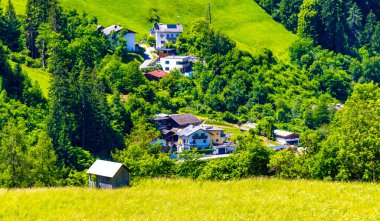 Dağ ve Alp Tepesi manzara dağları ve tepe manzarası Nesselgarten Köyü orman kulübeleri caddeleri turkuaz nehir hanı ve Avusturya 'daki yeşil tarlalar.