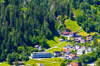 Dağ ve Alp Tepesi manzara dağları ve tepe manzarası Nesselgarten Köyü orman kulübeleri caddeleri turkuaz nehir hanı ve Avusturya 'daki yeşil tarlalar.