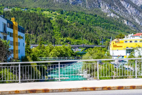 Landeck Tyrol Avusturya 30. Mayıs 2025 Turkuaz mavi ve yeşil nehir buharı ve köprü taşlı han Alpler Landeck Tyrol Avusturya 'daki doğa ve dağları sallıyor..