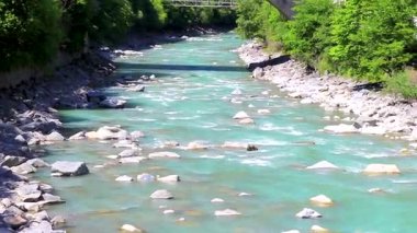 Turkuaz mavi ve yeşil nehir buharı ve köprü taşlı han Alpler Landeck Tyrol Avusturya 'daki doğa ve dağlar..