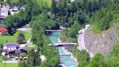 Dağ ve Alp Tepesi manzara dağları ve tepe manzarası Nesselgarten Köyü orman kulübeleri caddeleri turkuaz nehir hanı ve Avusturya 'daki yeşil tarlalar.