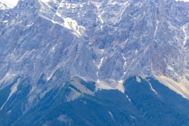 Almanya 'nın en büyük dağının soğuk panoramik manzarası Zugspitze zirvesi Alpler' deki kar kayaları bulutları ve dağlarla kaplı Alpler Biberwier Reutte Tyrol Avusturya.