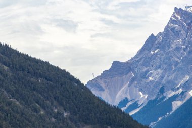 Almanya 'nın en büyük dağının soğuk panoramik manzarası Zugspitze zirvesi Alpler' deki kar kayaları bulutları ve dağlarla kaplı Alpler Biberwier Reutte Tyrol Avusturya.