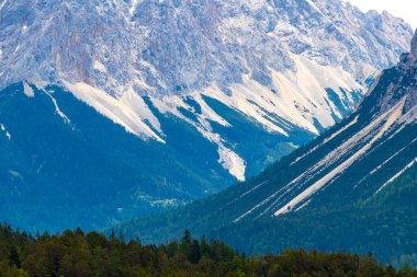 Almanya 'nın en büyük dağının soğuk panoramik manzarası Zugspitze zirvesi Alpler' deki kar kayaları bulutları ve dağlarla kaplı Alpler Biberwier Reutte Tyrol Avusturya.
