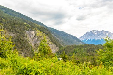 Almanya 'nın en büyük dağının panoramik manzarası Zugspitze alp manzarası turkuvaz rengi Blindsee gölü orman tepeleri ve Alpler' deki dağlar Biberwier Reutte Tyrol Avusturya.