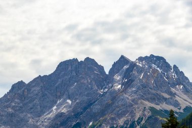 Almanya 'nın en büyük dağının soğuk panoramik manzarası Zugspitze zirvesi Alpler' deki kar kayaları bulutları ve dağlarla kaplı Alpler Biberwier Reutte Tyrol Avusturya.