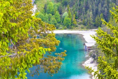 Turkuaz mavisi, Blindsee Gölü nehir ormanı tepeleri ve dağları Alpler 'deki Zugspitze dağlarının en büyük manzarası Biberwier Reutte Tyrol Avusturya' daki Zugspitze dağı..
