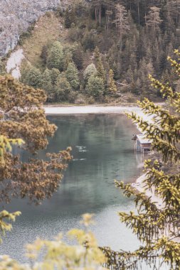 Turkuaz mavisi, Blindsee Gölü nehir ormanı tepeleri ve dağları Alpler 'deki Zugspitze dağlarının en büyük manzarası Biberwier Reutte Tyrol Avusturya' daki Zugspitze dağı..